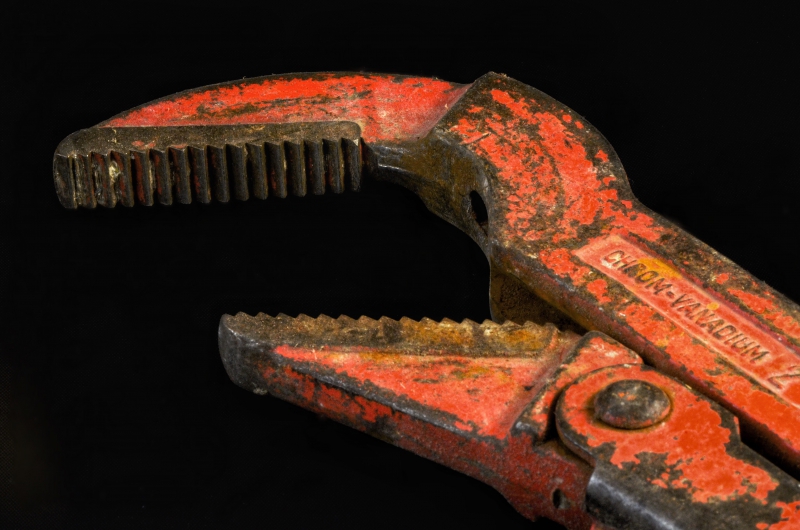 plombier-ESPARRON-min_pipe-wrench-318084